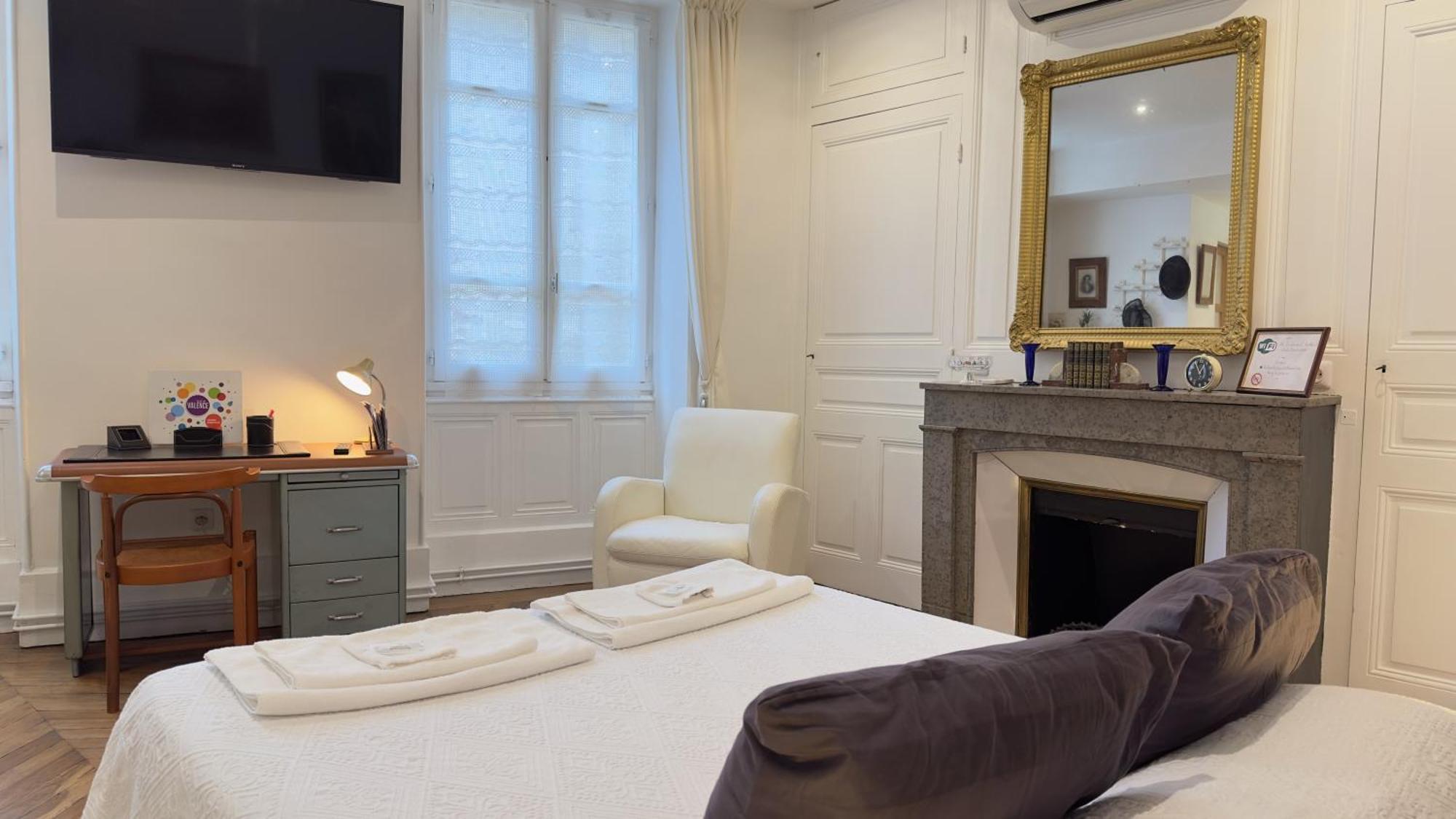 Chambre De Charme Au Coeur Du Vieux Valence - Confort & Calme Экстерьер фото